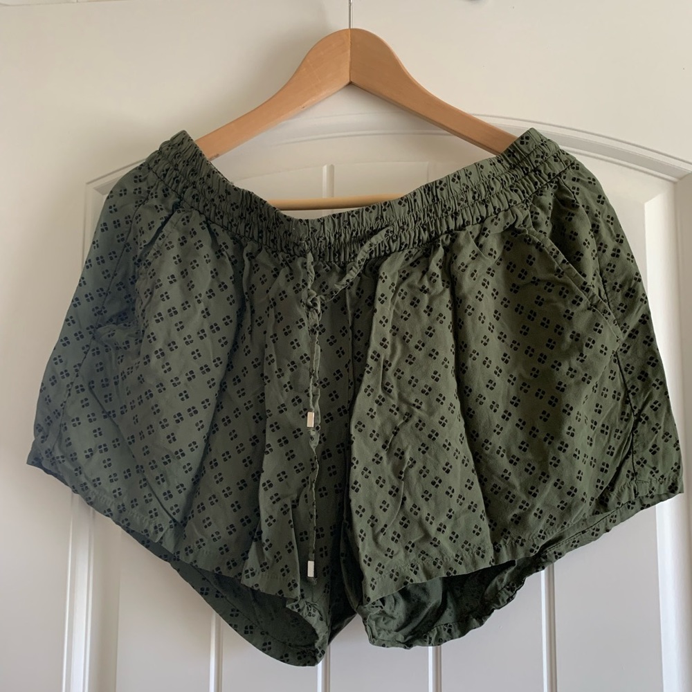 Old Navy shorts. Side pockets. Size large.